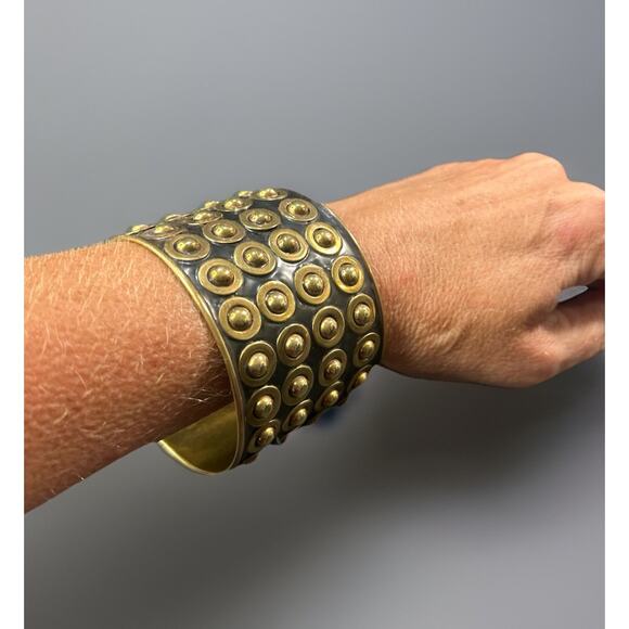 Vtg Brass Bangle Bracelet 2" Wide 4 Rows Studs /Grommets On Black Enamel- Boho - Picture 3 of 4